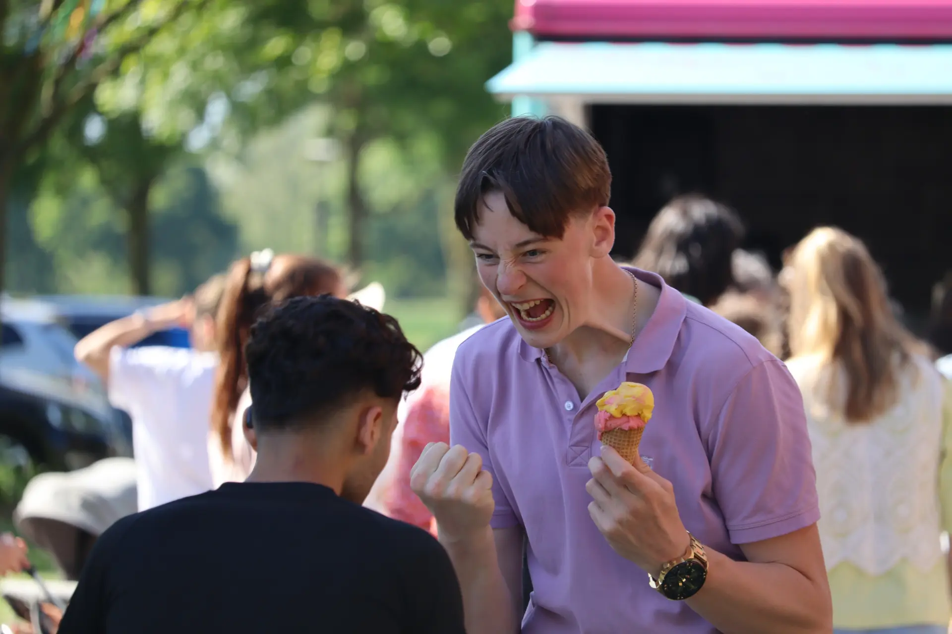 Schulfahrt: Kinder essen Eis