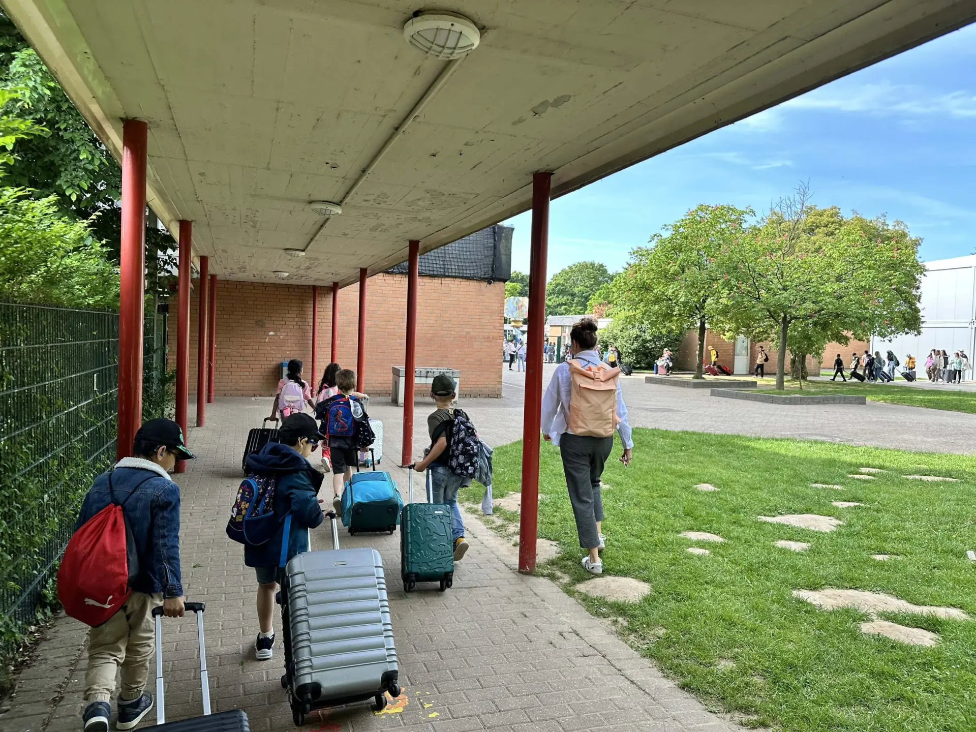 Schulfahrt: Kinder mit Gepäck auf der Hinfahrt