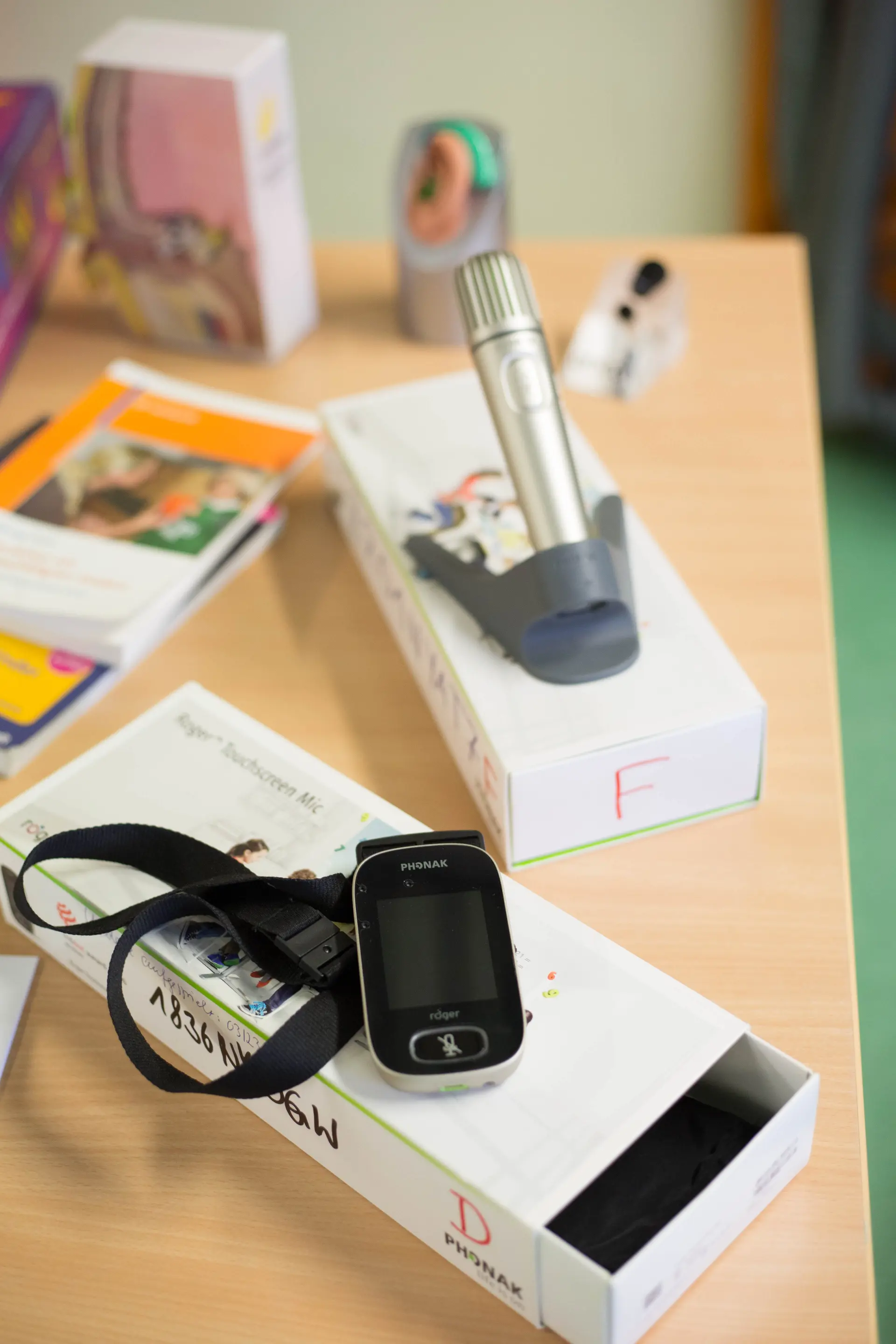 Auf einem Tisch liegen eine Übertragungsanlage und ein Schülermikrofon