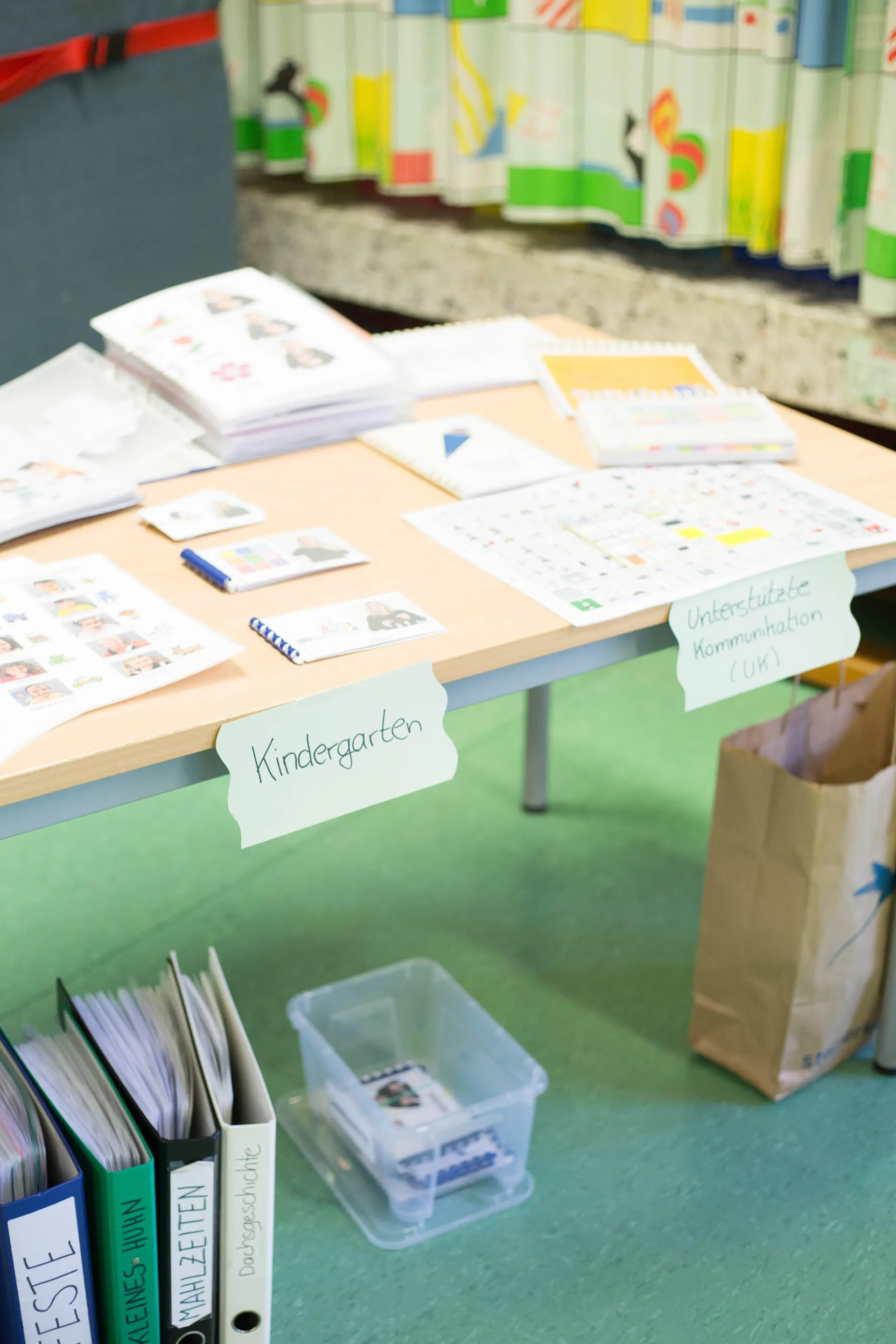 Auf einem Tisch liegen Materialien der Kita mit Deutscher Gebärdensprache zur Ansicht