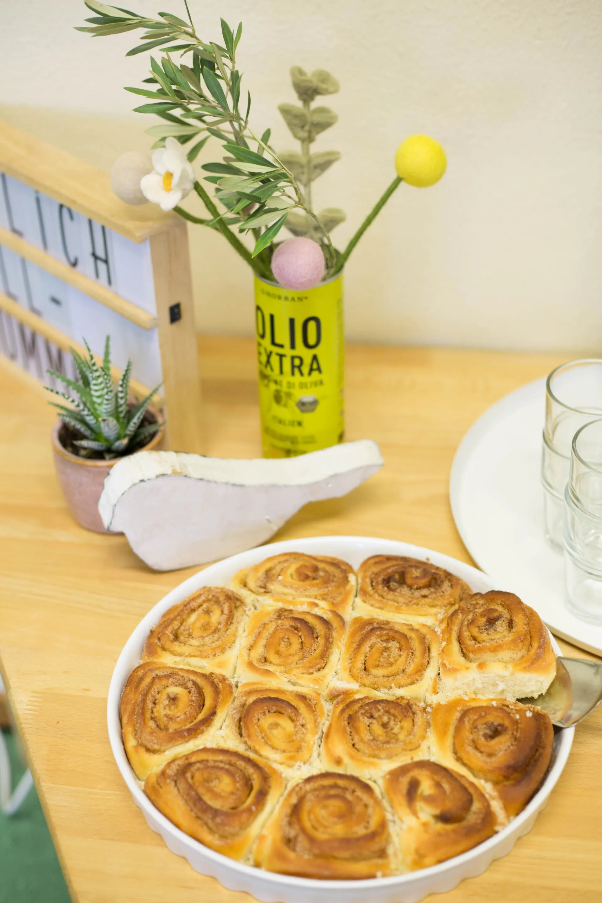 Blumen, Deko und Zimtschnecken