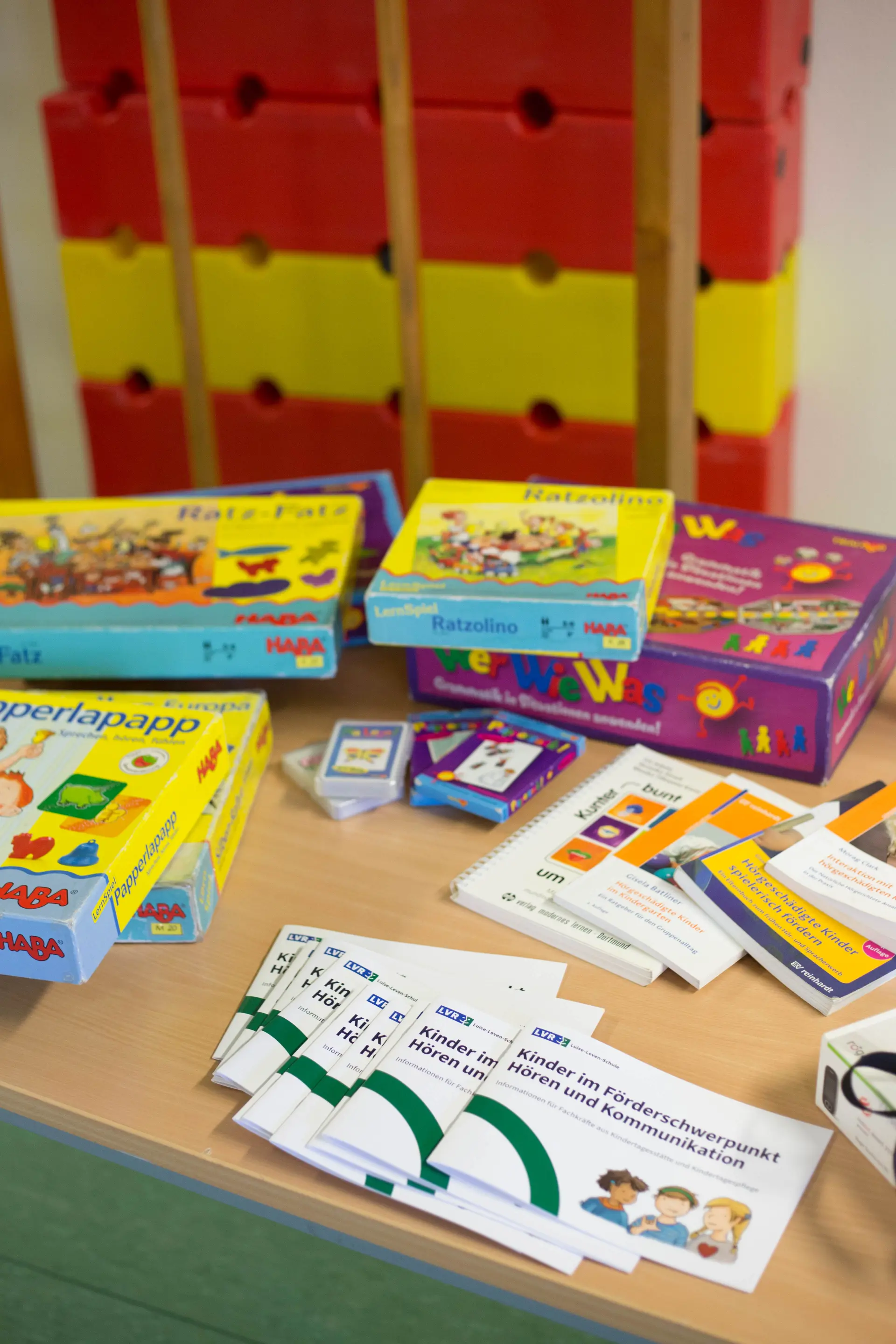 Auf einem Tisch liegen verschiedene Spiele und Hefte