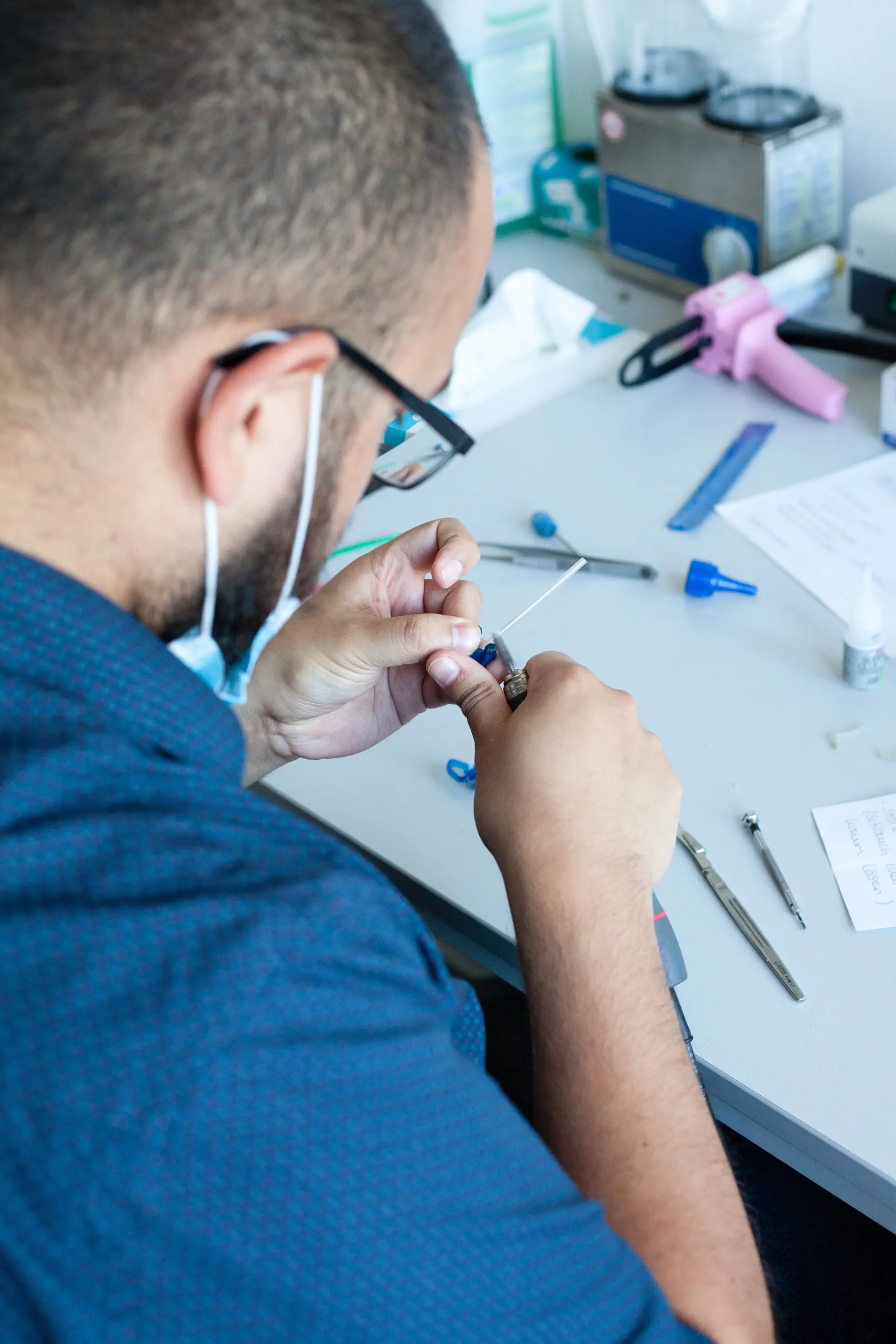 Pädakustiker arbeitet an einem Ohrpassstück