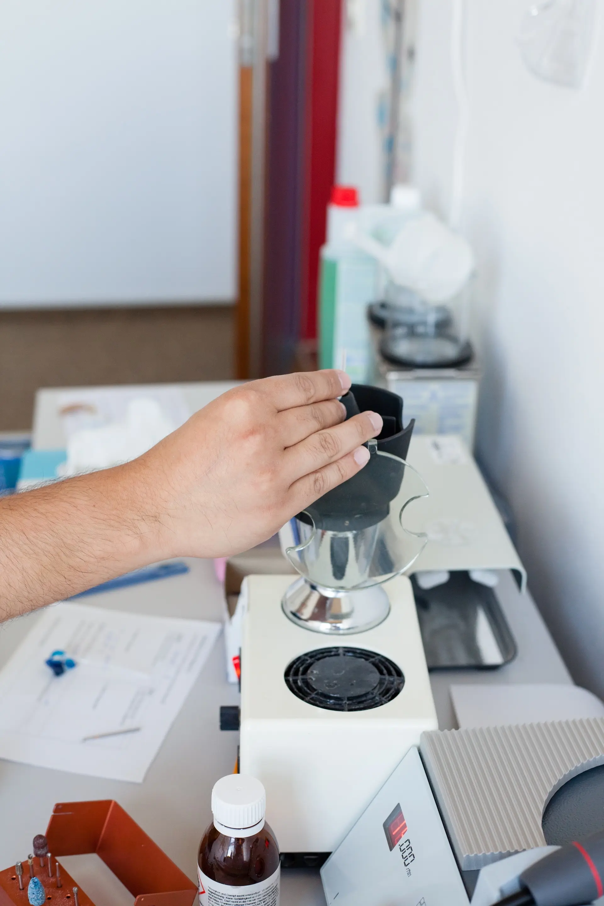 Blick auf die Materialien, die der Pädakustiker während der Arbeit nutzt
