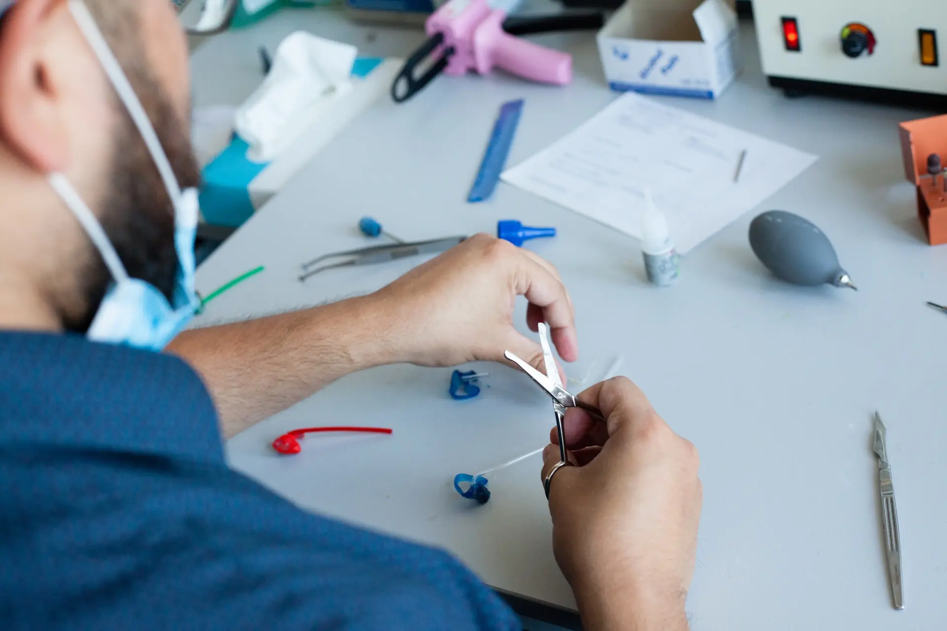 Pädakustiker passt einen Schallschlauch an