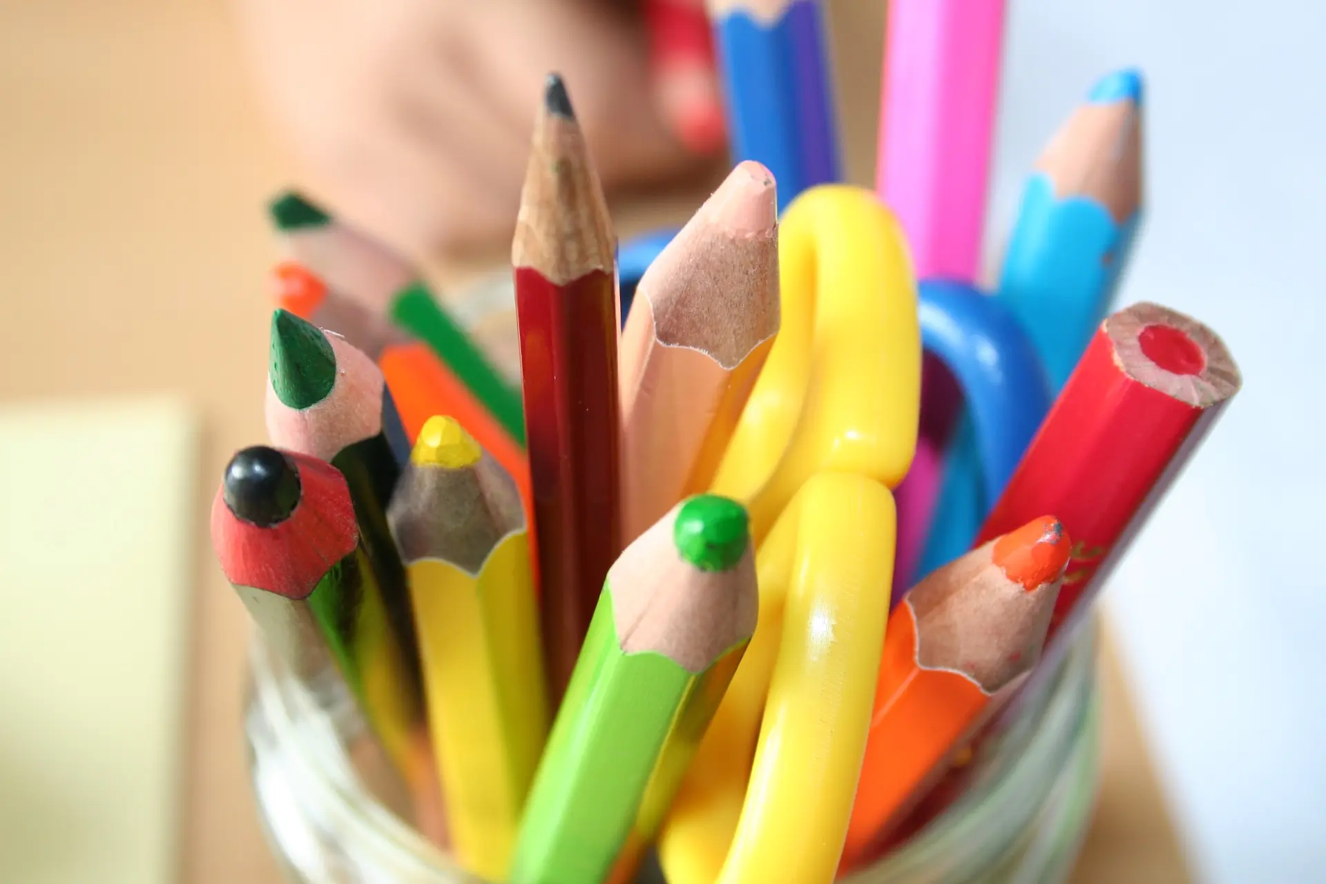Aufnahme vieler bunter Stifte, die in einem Glas stehen