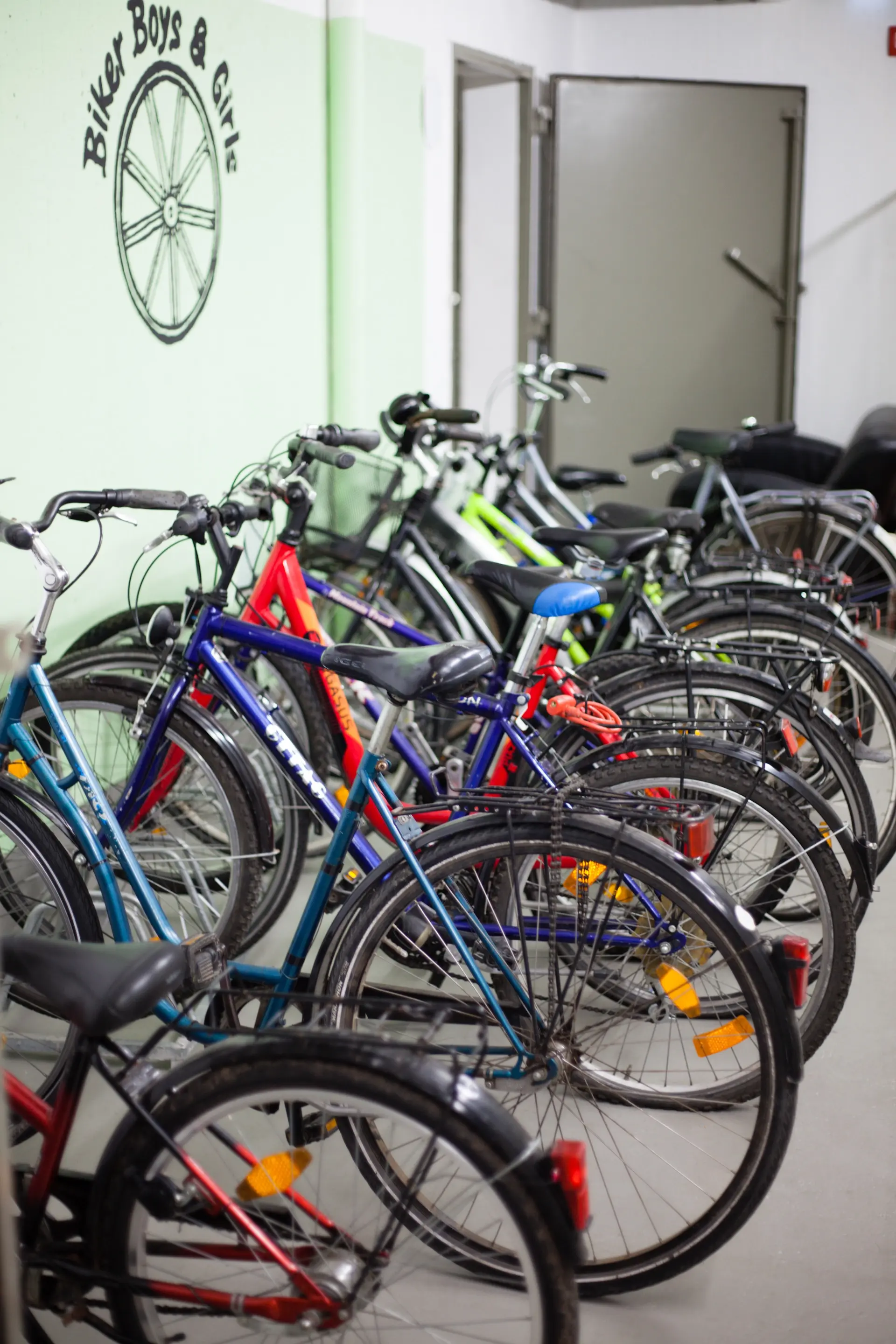 Ein Fahrradständer mit mehreren abgestellten Rädern in der Werkstatt