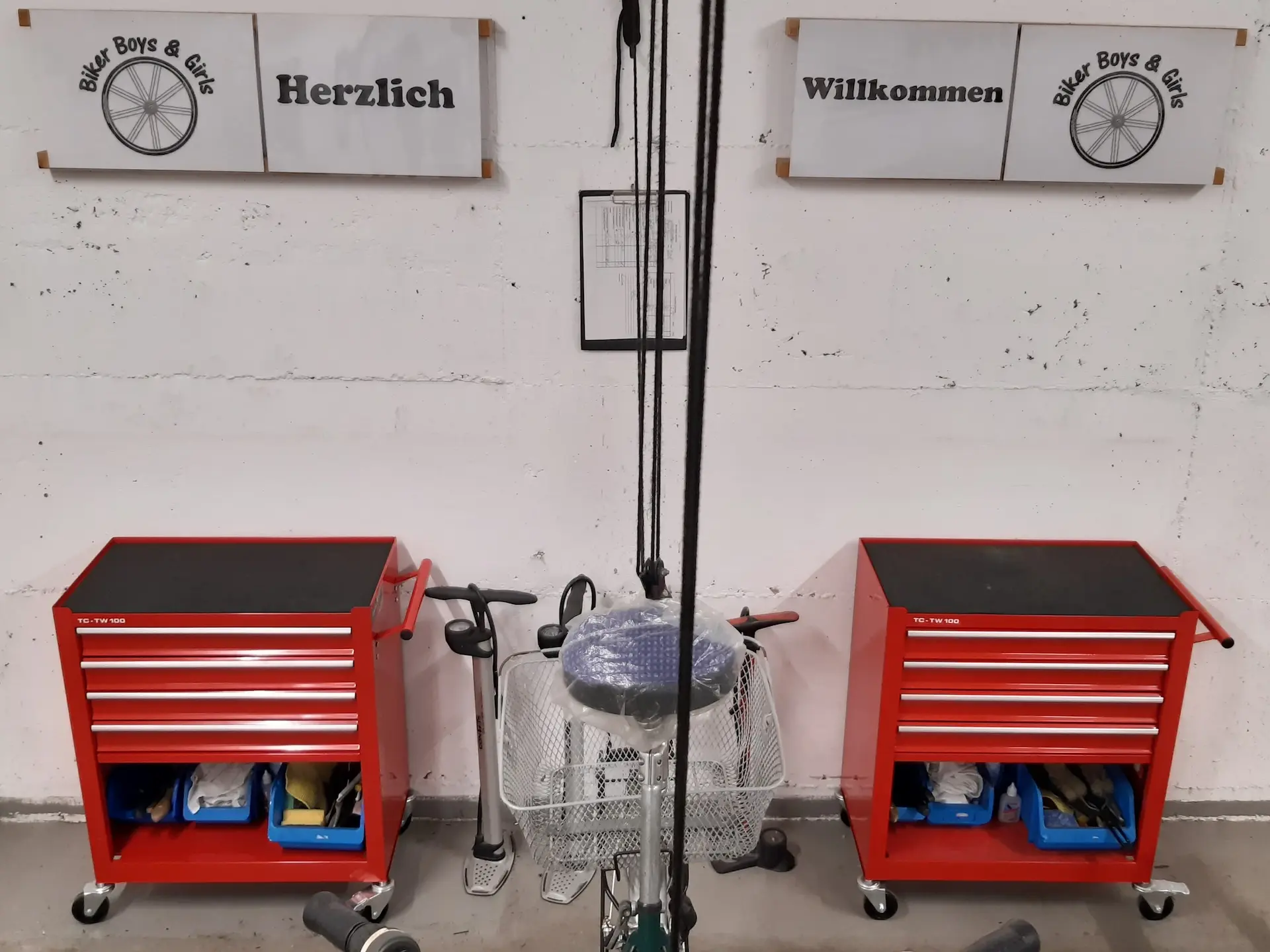 Zwei rote Werkstattwagen für Werkzeug