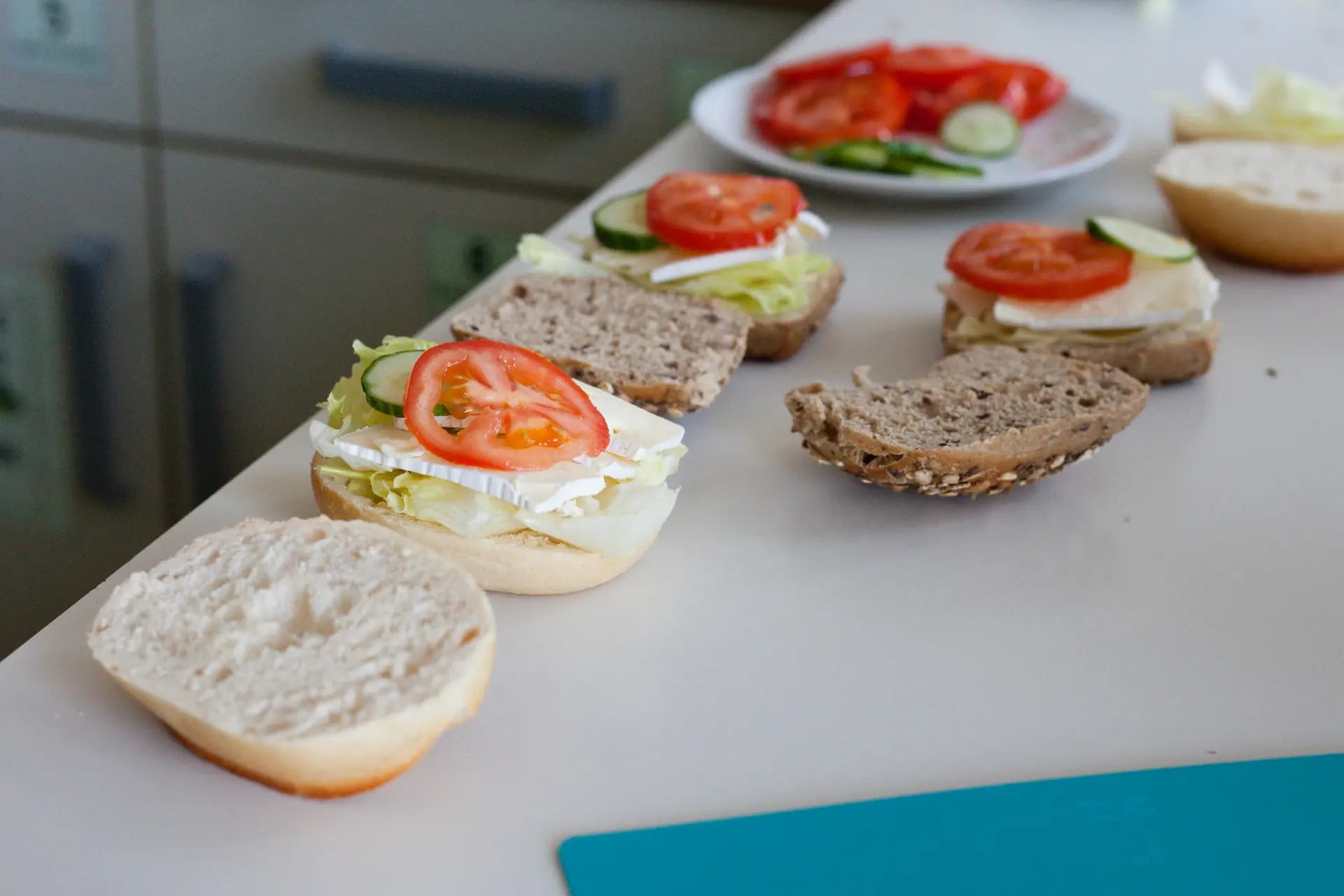 Auf der Theke liegen verschiedene belegte Brötchen mit Salat