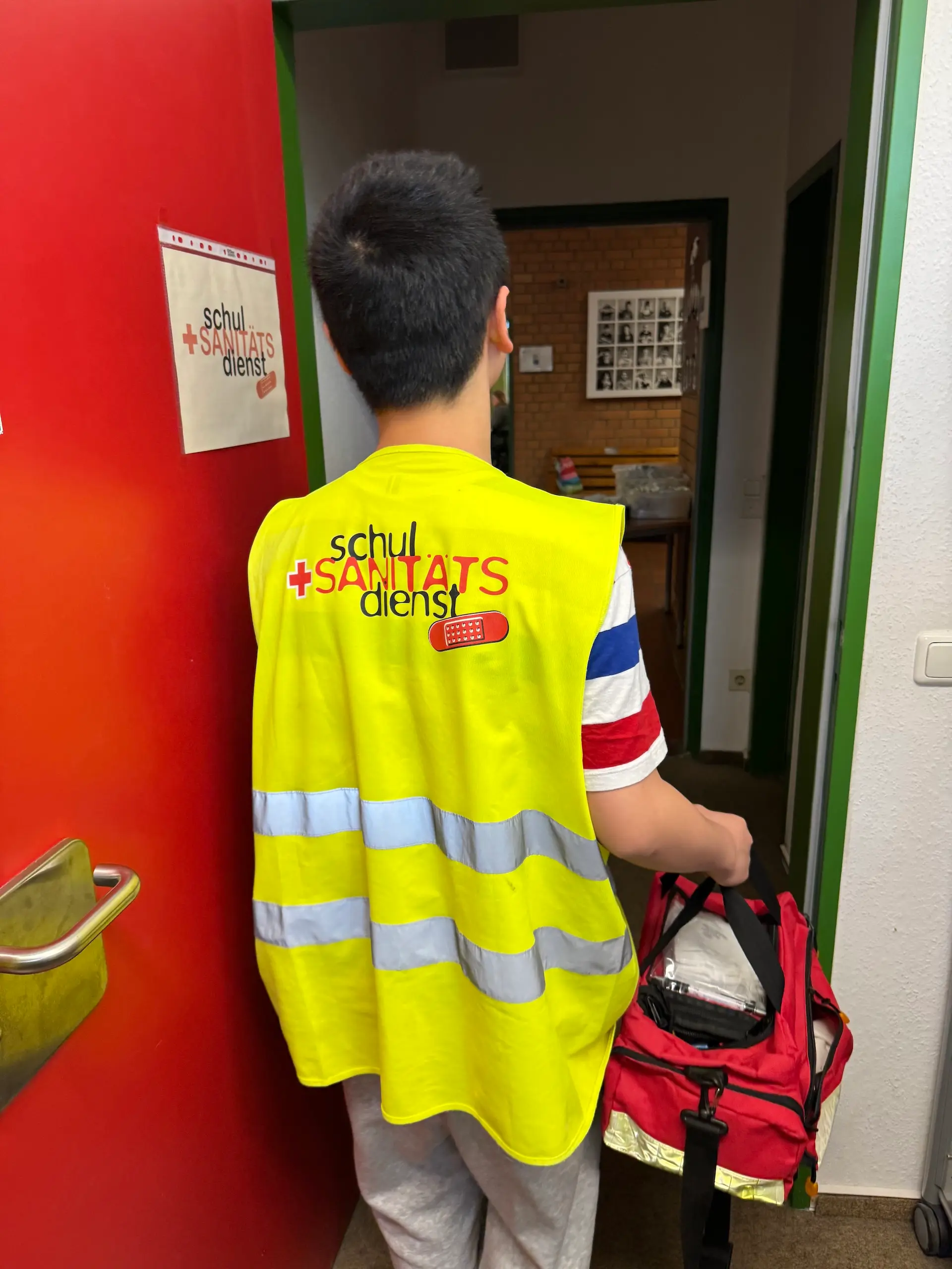Schulsanitätsdienst: Schüler macht sich auf den Weg zum Pausendienst