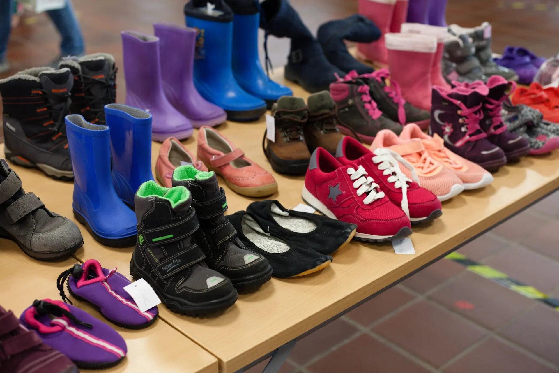 Verschiedene Schuhe aufgereiht beim Second-Hand-Verkauf