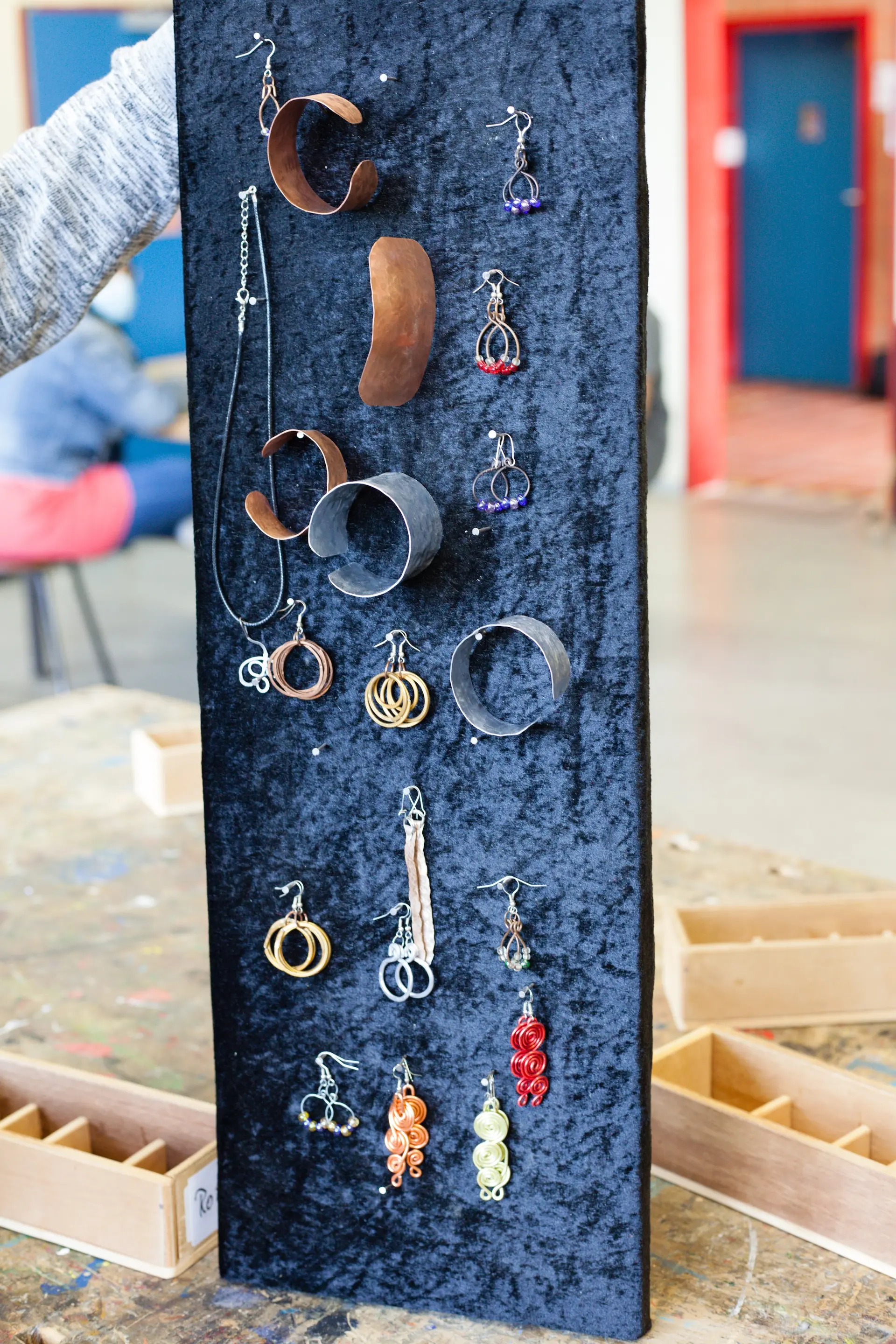 Fertige Ohrringe sind auf einem blauen Display ausgestellt