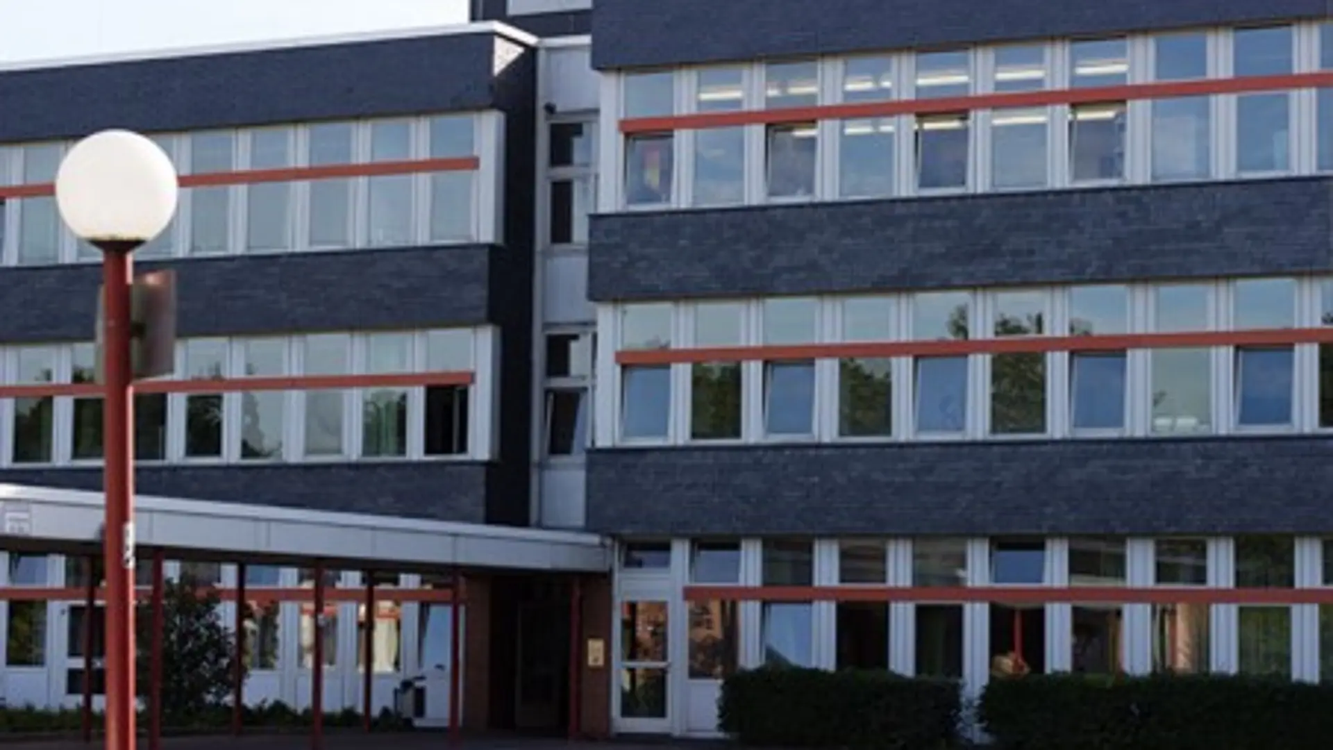 Außenansicht des Gebäudes der LVR-Luise-Leven-Schule in Krefeld