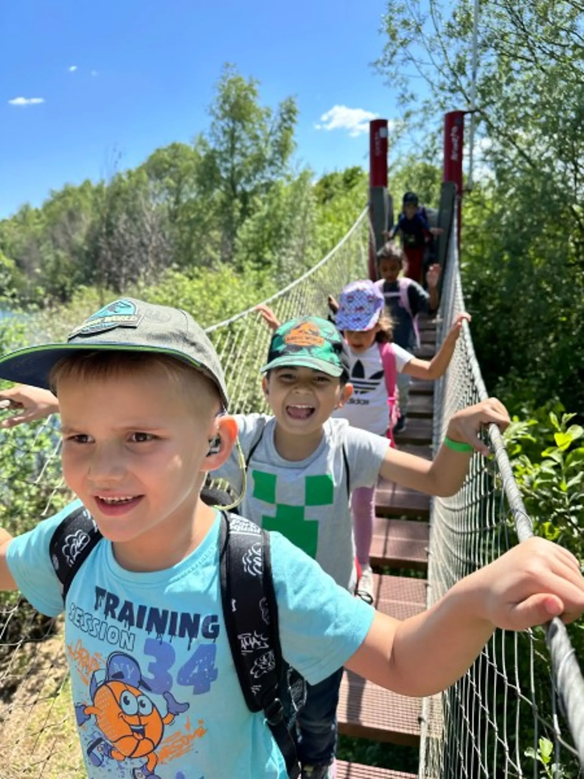 Ausflug der Vorschule: Kinder überqueren eine Hängebrücke